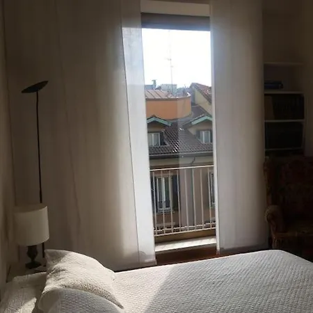 Elegant San Babila ,5 Minutes From Duomo Апартаменты *