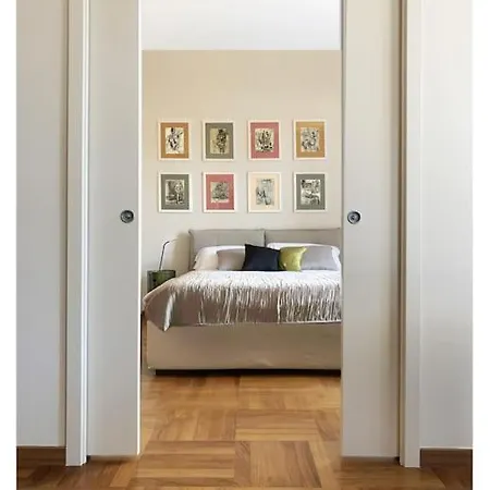Elegant San Babila ,5 Minutes From Duomo Апартаменты *